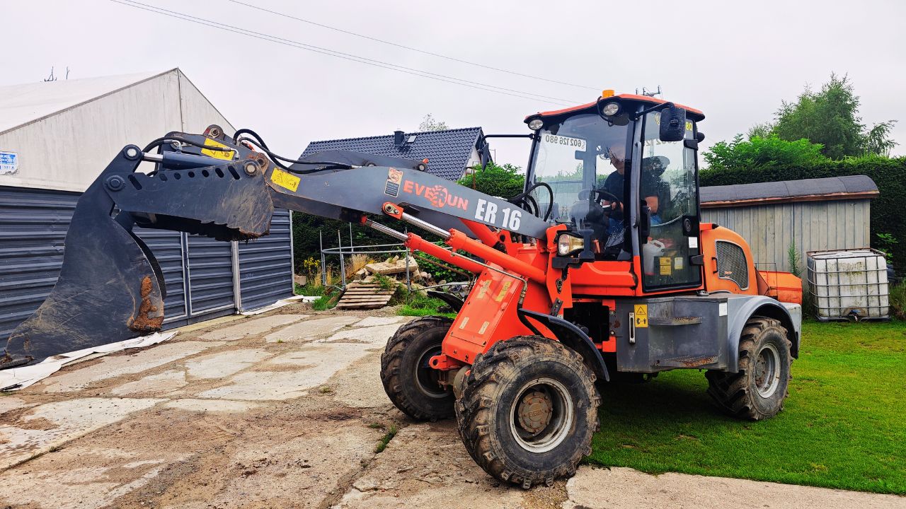ładowarka usługi transportowe, sprzedaż piachu, gruzu, materiałów sypkich, betonu