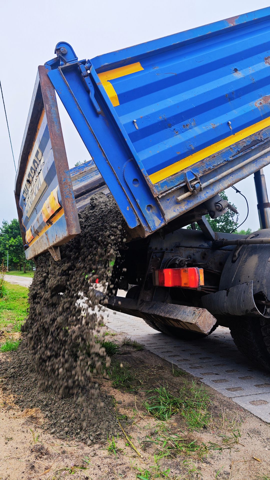 wypakowanie wywrotki ładowanie wywrotki, usługi transportowe, sprzedaż piachu, gruzu, materiałów sypkich, betonu