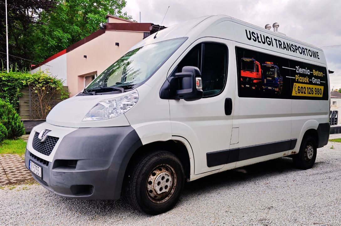 usługi transportowe, transport i sprzedaż piachu, materiałów sypkich, betonu, kruszyw, tło nagłówka, bus