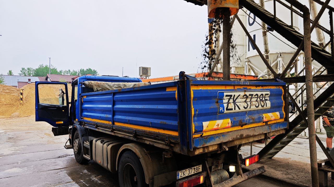 usługi transportowe, załadunek materiałów sypkich, piachu, kamienia, betonu