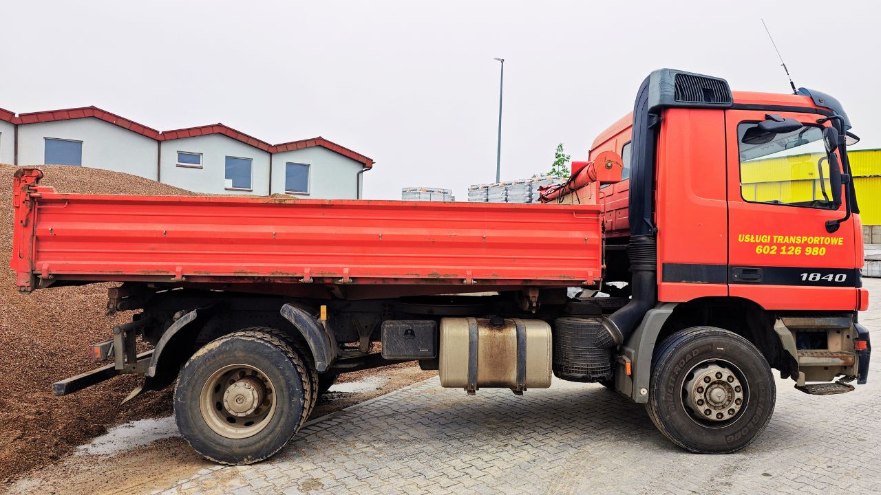 gruz, usługi transportowe, sprzedaż piachu, materiałów sypkich, samochód ciężarowy do transportu, czerwona wywrotka